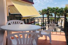 terraza apartamento les doyes peñíscola frente al mar