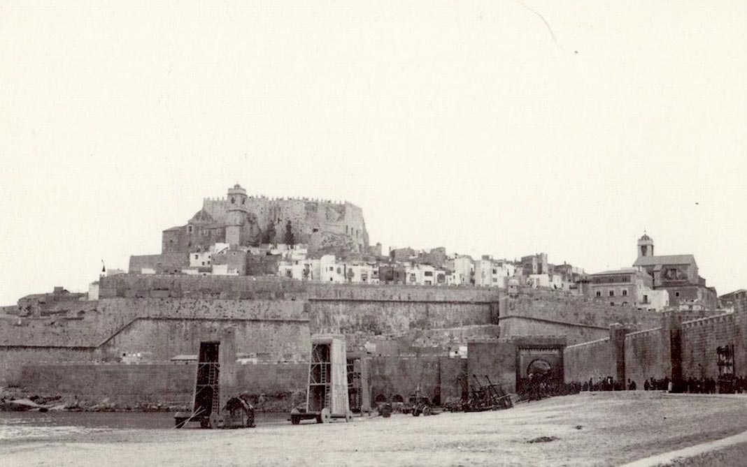 el castillo de peñiscola en españa foto antigua