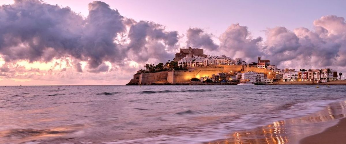 Peñíscola is a tourist town that offers spectacular sunrises. You have to get up early, but it is worth it. Here is one of the best cloudy sunrises of this summer.