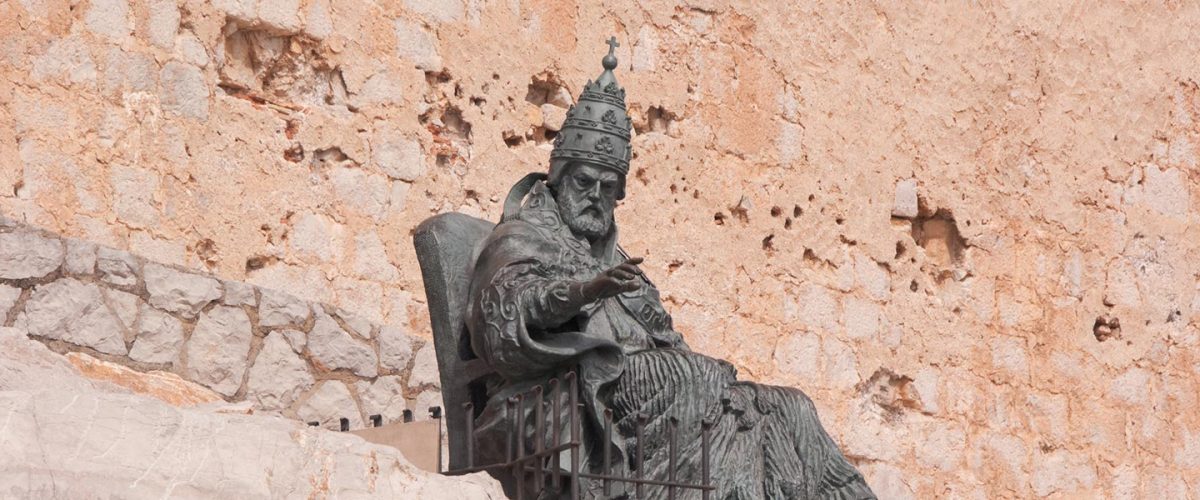 estatua del papa luna en Peñíscola